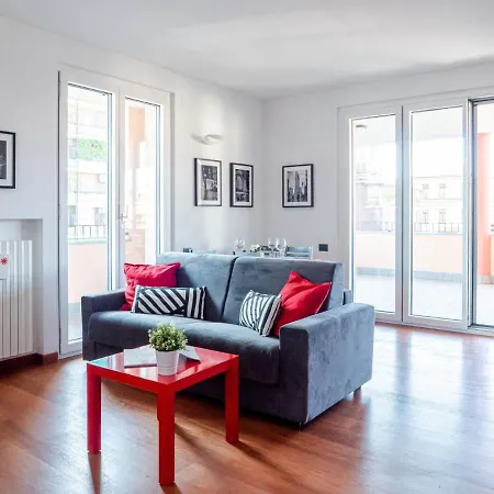 Bright One-bedroom With Terrace In Mailand