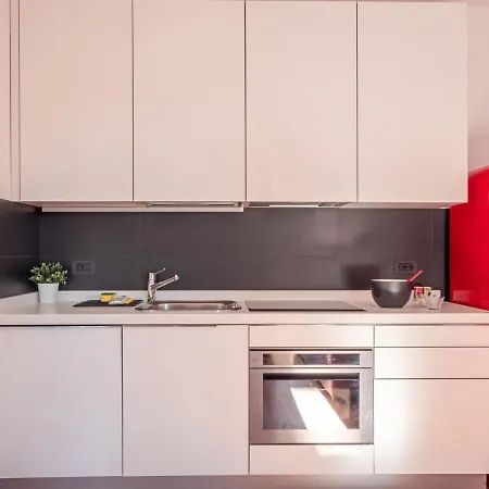 Bright One-bedroom With Terrace In Mailand